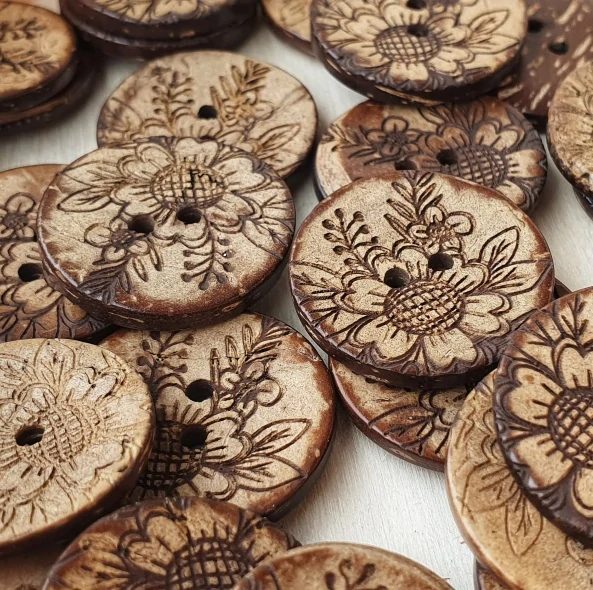 Kokosový knoflík s kopretinou – přírodní, 27 mm