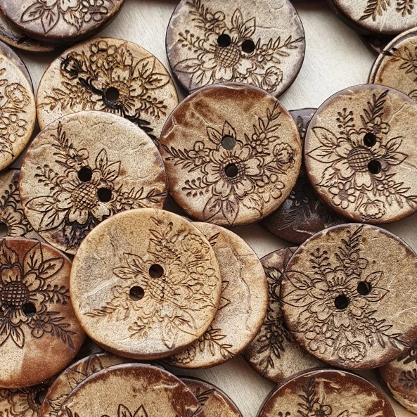 Kokosový knoflík s jarní kyticí – přírodní, 27 mm