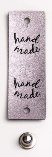 Koženková cedulka Handmade – lila, 60 × 20 mm, se zapínáním