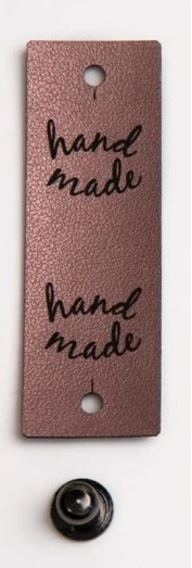 Koženková cedulka Handmade – tmavě starorůžová, 60 × 20 mm, se zapínáním