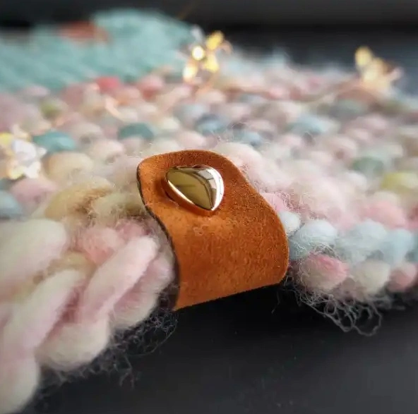 Semišová cedulka – hnědá se zlatým srdíčkem, 60 × 20 mm