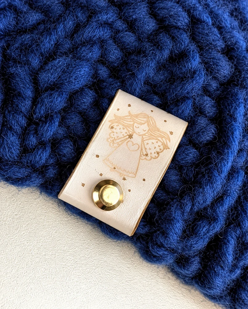 Koženková cedulka Andílek – perlová se zlatými hvězdičkami, 70 × 20 mm