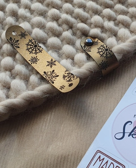 Koženková cedulka se sněhovými vločkami – zlatá, 80 × 15 mm, se zapínáním