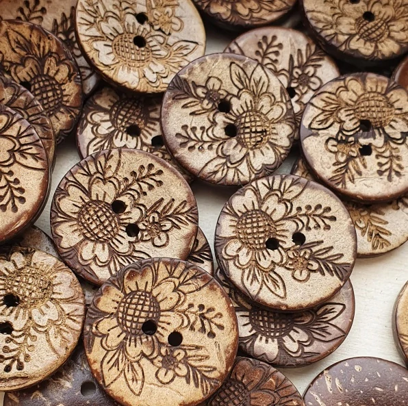 Kokosový knoflík s kopretinou – přírodní, 27 mm