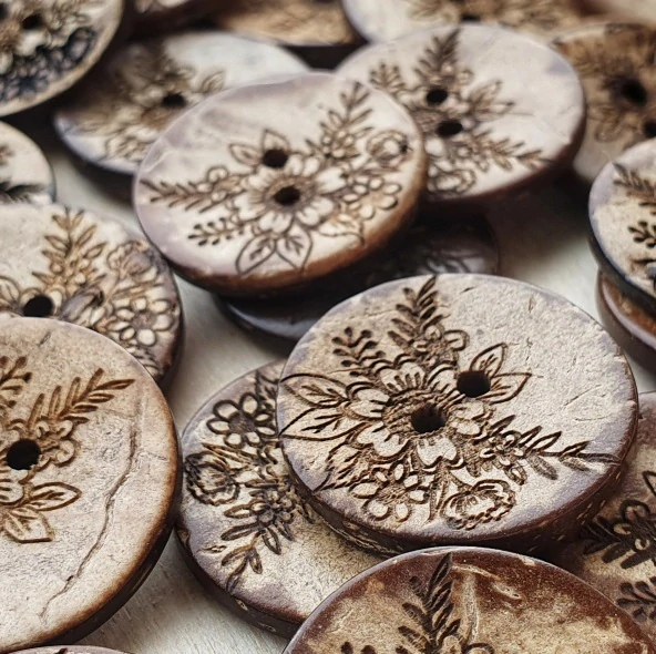 Kokosový knoflík s jarní kyticí – přírodní, 27 mm