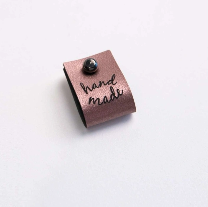 Koženková cedulka Handmade – tmavě starorůžová, 60 × 20 mm, se zapínáním
