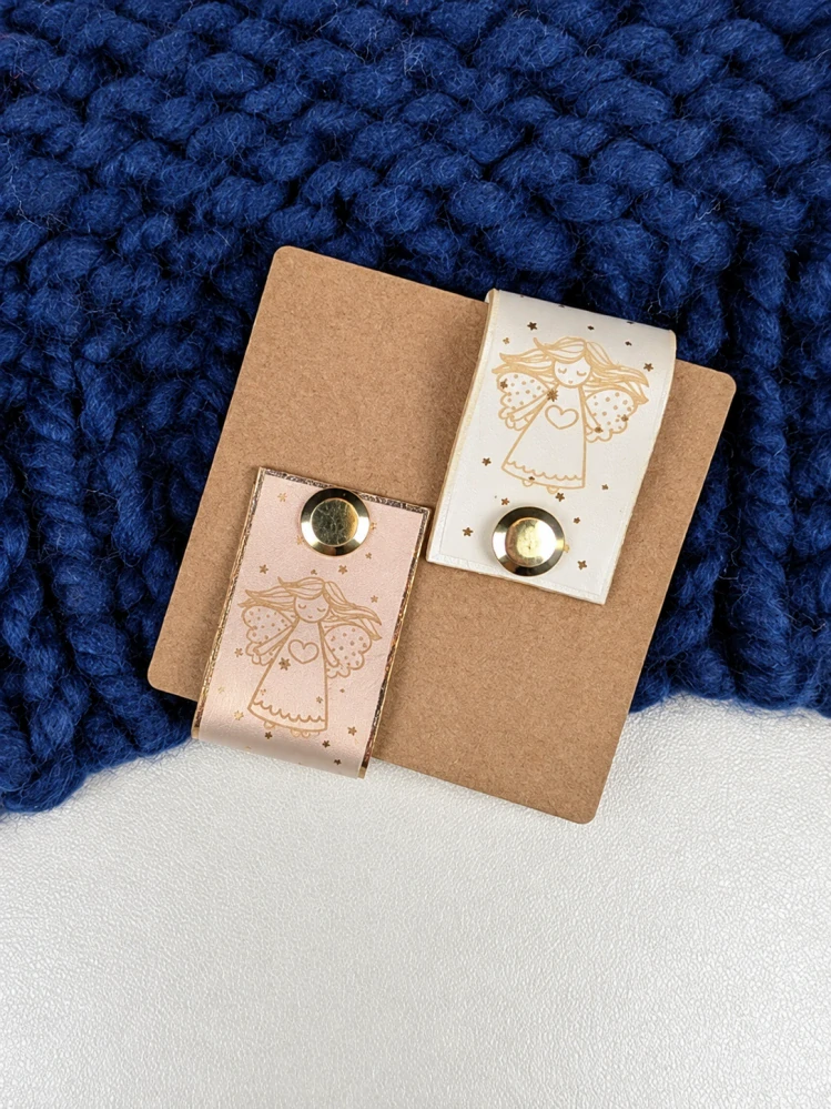 Koženková cedulka Andílek – perlová se zlatými hvězdičkami, 70 × 20 mm