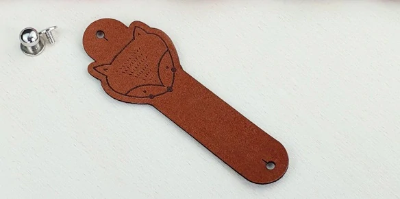 Plyšová cedulka Liška – hnědá se zlatým nýtkem, 100 × 35 mm