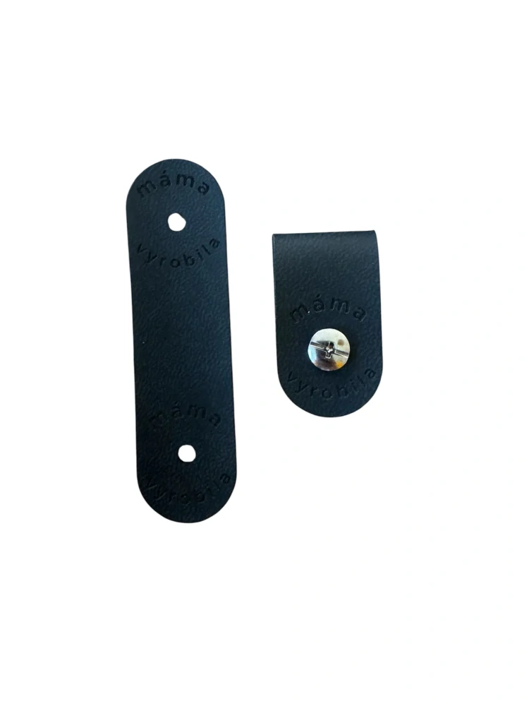 Koženkový štítek Máma vyrobila – černý se stříbrným nýtkem, 70 × 20 mm