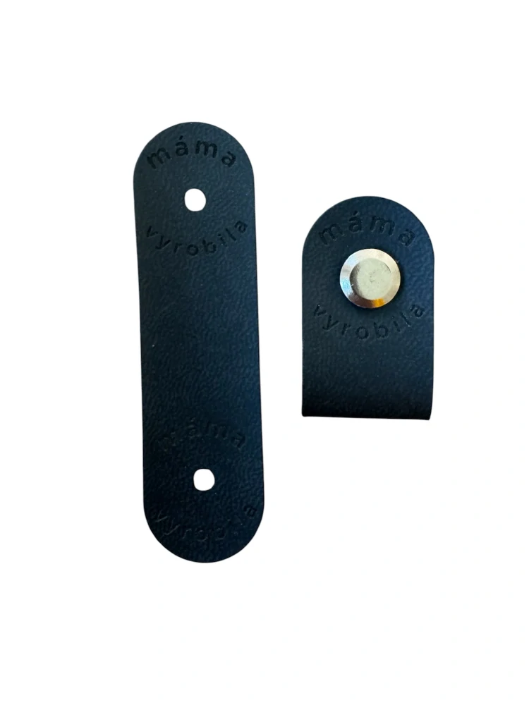 Koženkový štítek Máma vyrobila – černý se stříbrným nýtkem, 70 × 20 mm