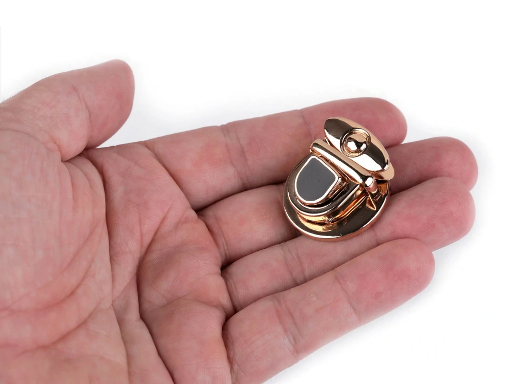 Kovové zapínání na kabelku / tašku 30 × 34 mm – růžové zlato