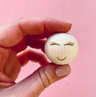 Dřevěný korálek s vygravírovaným obličejem Ø30 mm 