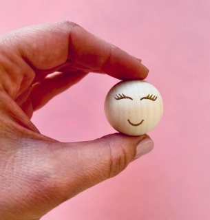 Dřevěný korálek s vygravírovaným obličejem Ø25 mm I.