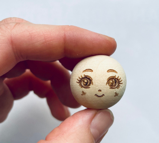 Dřevěný korálek s vygravírovaným obličejem Ø20 mm otevřené oči