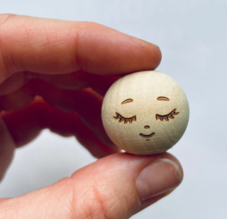 Dřevěný korálek s vygravírovaným obličejem Ø20 mm zavřené oči