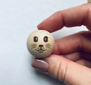 Dřevěný korálek s vygravírovaným obličejem zajíčka Ø25 mm