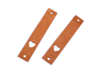 Kožený štítek se srdíčkem - tmavší